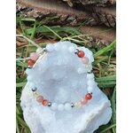 Bracelet PMA 6 mm posé sur pierre blanche parmi l’herbe, péristérite, pierre de soleil et cornaline pour vitalité sereine, douceur du cœur et confiance