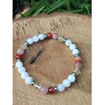 Bracelet PMA 6 mm en péristérite, pierre de soleil et cornaline, sur rondin de bois brut avec herbes vertes; douceur, élan et confiance.