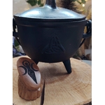 Chaudron en fonte noire avec symbole Triquetra gravé sur planche en bois, accessoire ésotérique pour encens, résines et rituels.
