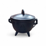 Petit chaudron en fonte noire avec couvercle arrondi et trois pieds stables, objet rituel détouré sur fond blanc.