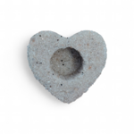 Bougeoir cœur en cristal de roche (quartz clair) sur fond blanc, forme cœur scintillante avec cavité pour chauffe-plat, décoration douce, intention clarté et harmonie.