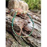 Bracelet malachite facettée 2 mm sur bois flotté avec coquillage et roche sombre, bijou fin en cuivre plaqué or au style marin