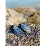 Boucles d’oreilles Labradorite création Magic Gaïa sur mousse en forêt près d’une cascade; intention: recentrage, protection, respiration intérieure.
