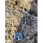 Collier argenté Arbre de Vie en acier inoxydable posé sur rocher marin couvert de balanes en Bretagne, stabilité intérieure et harmonie symbolique