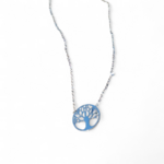 Collier Arbre de Vie argenté sur fond blanc, pendentif ajouré avec strass en acier inoxydable pour équilibre intérieur et énergie apaisée