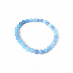 Bracelet calcédoine bleue sur fond blanc, perles rondes 6 mm bleu ciel translucides sur élastique, communication apaisée et harmonie du ressenti