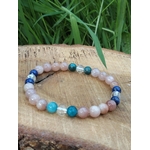 Bracelet bien-être 6 mm création Magic Gaïa sur bois brut avec herbe floutée, pierre de soleil pêche, lapis-lazuli, apatite et cristal de roche pour élan positif et expression sereine