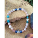 Bracelet bien-être création Magic Gaïa sur tranche de bois brut avec plume irisée, perles 6 mm pour joie du cœur, inspiration et aisance relationnelle