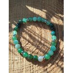 Bracelet Psoriasis 6 mm sur bois clair au soleil, perles vert d’eau et vertes avec intercalaires argentés pour ancrage doux et respiration plus paisible
