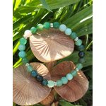 Bracelet Psoriasis 6 mm sur champignons en bois dans l’herbe, amazonite, agate mousse et aventurine verte pour apaisement du mental et retour à soi