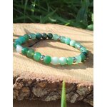 Bracelet Psoriasis 6 mm sur tranche de bois au soleil avec herbe en fond, amazonite, agate mousse et aventurine verte pour confiance douce et harmonie intérieure