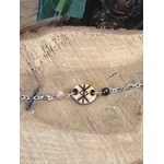Bracelet rune de protection en bois création Magic Gaïa, chaîne argentée avec perles quartz rose et grenat sur rondin de bois, intention: ancrage et protection symbolique.