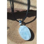 Pendentif labradorite blanche ovale en argent 925 sur cordon noir, posé sur rondin de bois au soleil, bijou en pierre naturelle associé à la lucidité, à la paix intérieure et à la douceur émotionnelle.