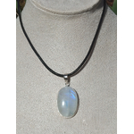 Pendentif labradorite blanche aux reflets bleus serti argent 925 sur cordon noir, présenté sur buste beige, pierre naturelle associée à l’apaisement, à l’intuition et à l’équilibre intérieur.
