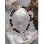Bracelet viking 6 mm sur galet clair et bois sombre, grenat et pierre de soleil avec rune et triquetra, enracinement solide et courage actif