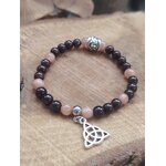Bracelet viking sur galet, perles 6 mm en pierre de soleil et grenat avec triquetra argentée, audace maîtrisée et présence affirmée