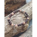 Bracelet viking création Magic Gaïa sur écorce et bois, pierre de soleil, grenat, rune et triquetra pour protection instinctive et persévérance