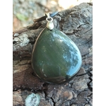 Pendentif goutte en obsidienne œil céleste sur cordon noir, posé sur écorce de bois texturée avec reflets de feuillage, pierre naturelle associée au discernement, au calme profond et à la protection.