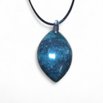 Pendentif en fuchsite avec inclusion de marcassite sur cordon noir, présenté sur fond blanc, évoquant harmonie, clarté mentale et apaisement.