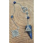 Pendule en lapis-lazuli bleu avec chaîne personnalisée Magic Gaïa, perles assorties et symboles celtiques, présenté sur bois pour une ambiance d’intuition et d’apaisement