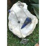 Pendule en lapis-lazuli bleu profond avec chaîne personnalisée par Magic Gaïa, présenté sur une coquille blanche dans un décor naturel évoquant intuition et sérénité.