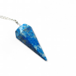 Pendule en lapis-lazuli bleu profond sur fond blanc, une présentation épurée évoquant intuition, clarté mentale et apaisement.