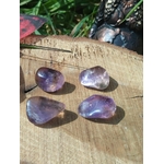 Pierres roulées d’amétrine aux nuances violettes et dorées sur bois, décor feuillage et papillon, pierres naturelles associées à l’inspiration, à la sérénité et à l’équilibre intérieur.