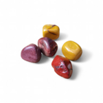 Pierres roulées de jaspe mookaïte sur fond blanc, aux teintes chaudes naturelles, pierres associées à la vitalité, au courage paisible et à l’équilibre émotionnel.