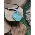 Pendentif cœur en fluorite multicolore aux reflets bleu-vert, posé sur des rondelles de bois, symbole d’apaisement, de clarté mentale et d’équilibre émotionnel.