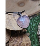 Pendentif cœur en fluorite multicolore aux nuances violettes et bleutées, suspendu sur cordon noir devant un décor végétal, évoquant clarté, apaisement et harmonie intérieure.