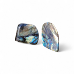 Deux labradorites forme libre aux reflets bleus sur fond blanc, pierres naturelles reliées à la lucidité, à la sérénité et à l’équilibre intérieur.