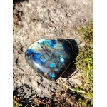 Cœur en labradorite aux reflets bleus posé sur granit et mousse en Bretagne, en plein air, pour filtrer les énergies, apaiser le stress et soutenir l’intuition.