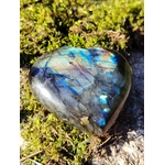 Cœur en labradorite aux reflets bleu électrique posé sur mousse et granit en Bretagne, en pleine nature, pour protéger l’énergie, apaiser le mental et stimuler l’intuition.