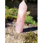 Pointe de quartz rose facettée dressée sur granit et mousse en Bretagne, près d’un ruisseau, pour apaiser le cœur, adoucir les émotions et encourager l’amour de soi.