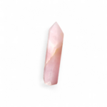 pointe de quartz rose facettée sur fond clair, teinte rose poudré, pour diffuser douceur, apaiser le cœur et soutenir l’estime de soi.