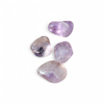 Pierres roulées d’améthyste sur fond blanc épuré, aux nuances violettes douces, évoquant apaisement, intuition et recentrage.