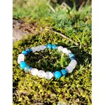 Bracelet TDAH création Magic Gaïa photographié sur mousse en Bretagne, apatite et sélénite pour concentration durable, ressenti apaisé et respiration mentale