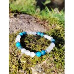 Bracelet TDAH création Magic Gaïa sur mousse bretonne au pied d’un rocher, pierres naturelles pour mieux canaliser l’énergie et garder un esprit plus clair