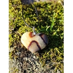Pendentif cœur en septaria photographié sur tapis de mousse en forêt bretonne, pierre naturelle associée à l’enracinement, à la solidité intérieure et à l’harmonie émotionnelle.