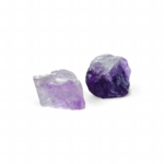 Deux morceaux d’améthyste brute violette sur fond blanc, l’un clair et l’autre plus foncé, pour inviter au calme, à l’apaisement et à la clarté mentale.