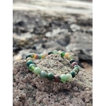 Bracelet Agate Indienne 6 mm sur rocher en bord de mer en Bretagne, perles vertes marbrées, enracinement paisible et équilibre intérieur
