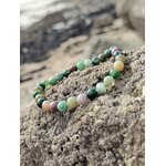 Bracelet Agate Indienne 6 mm étiré sur rocher granitique en Bretagne, perles vert sauge et tons terre, ancrage souple et esprit posé