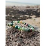 Bracelet Agate Indienne 6 mm sur rocher granuleux en Bretagne, perles vert mousse et tons sable, apaisement mental et retour à soi