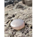 Galet en quartz rose bleu naturel posé sur une roche en Bretagne, pierre naturelle évoquant la tendresse intérieure, la paix émotionnelle et la sérénité.