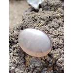 Galet en quartz rose bleu naturel posé sur une roche en Bretagne, pierre naturelle associée au calme du cœur, à la sensibilité et à la présence à soi.