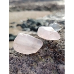 Pierres roulées en quartz rose naturel posées sur une roche en bord de mer en Bretagne, pierres naturelles associées à la douceur, à la paix intérieure et à l’équilibre affectif.