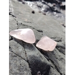 Deux pierres roulées en quartz rose naturel sur roche en Bretagne, pierres naturelles associées à la douceur du cœur, au réconfort émotionnel et à l’équilibre intérieur.