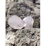 Deux pierres roulées en quartz rose naturel sur roche en Bretagne, pierres naturelles liées à la bienveillance, au calme affectif et à l’harmonie du cœur.
