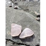 Deux pierres roulées en quartz rose naturel posées sur une roche en Bretagne, pierres naturelles associées à l’amour de soi, à la paix émotionnelle et à la délicatesse intérieure.