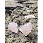 Deux pierres roulées en quartz rose naturel posées sur une roche en Bretagne, pierres naturelles évoquant la consolation, la sensibilité apaisée et la sérénité intérieure.